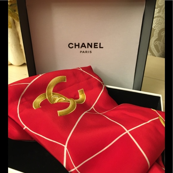 Authentic Chanel scarf π§£